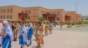 پنجاب میں 3 ماہ بعد تعلیمی سرگرمیوں کا آغاز ہو گیا، سڑکوں پر ٹریفک کا دباؤ بڑھنے لگا