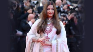 سیاہ مخملی لباس اور ہیروں کا تاج، ایشوریا رائے کی پیرس فیشن ویک انٹری وائرل