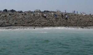گوادر گرلز اسکول کی طالبات کھلے آسمان تلے تعلیم حاصل کرنے پر مجبور