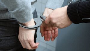 ڈی آئی خان؛ یوم آزادی پر خاتون کا روپ دھار کر بیہودہ حرکات کرنے والا نوجوان گرفتار